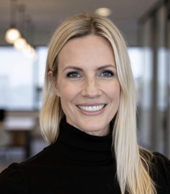 Portrait of Amanda Smith, Realtor.